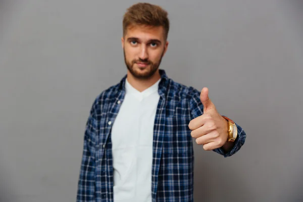 Retrato de um homem casual feliz mostrando polegar para cima — Fotografia de Stock