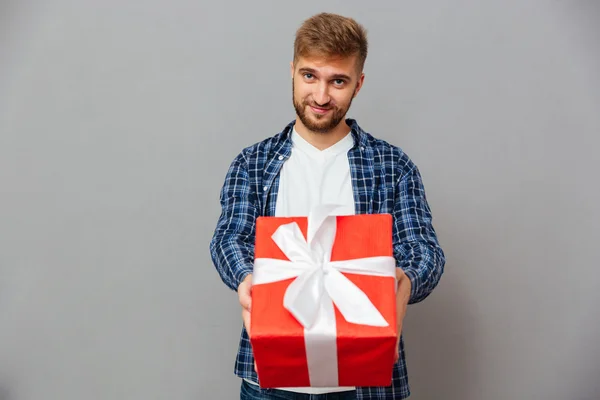 Kamerada hediye kutusu veren mutlu bir adamın portresi — Stok fotoğraf