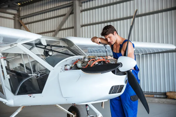 Aircraftsman reparera små flygplan — Stockfoto