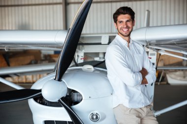 Neşeli genç adam uçak geçti silah ile ayakta