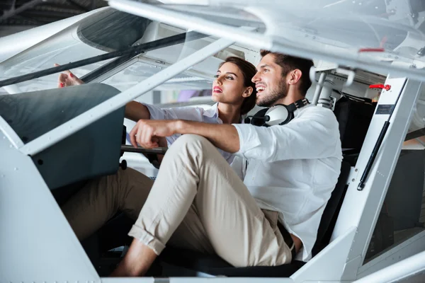 Casal sentado e falando em cabine de pequenas aeronaves — Fotografia de Stock
