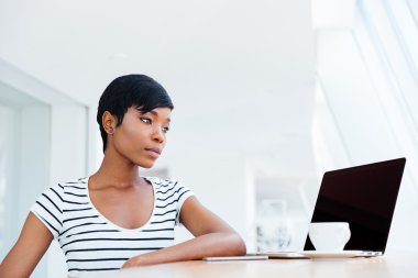 Laptop ile çalışma ve kahve içme ciddi çekici Afrika işkadını