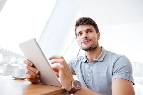 Casual zakenman bedrijf tablet glimlachen en op zoek weg — Stockfoto