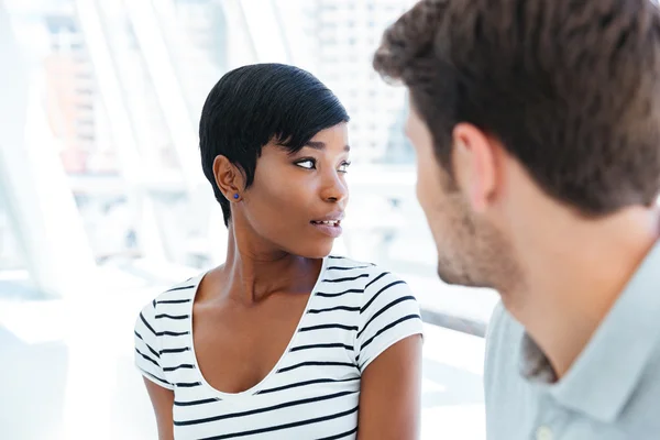 Nahaufnahme Porträt einer lächelnden Frau und eines gutaussehenden Mannes — Stockfoto