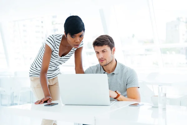 Groupe de deux jeunes entrepreneurs travaillant en équipe — Photo