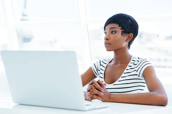 Retrato de una joven mujer de negocios africana casual usando computadora portátil — Foto de Stock