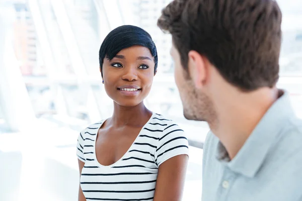 Primer plano retrato de la mujer sonriente y el hombre guapo — Foto de Stock