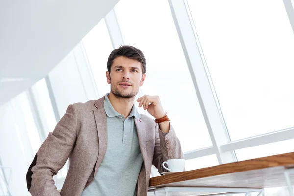 Hombre de negocios pensativo tomando un café — Foto de Stock