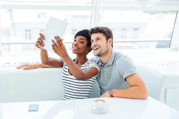 Feliz jovem casal apaixonado tomando selfie com tablet pc — Fotografia de Stock