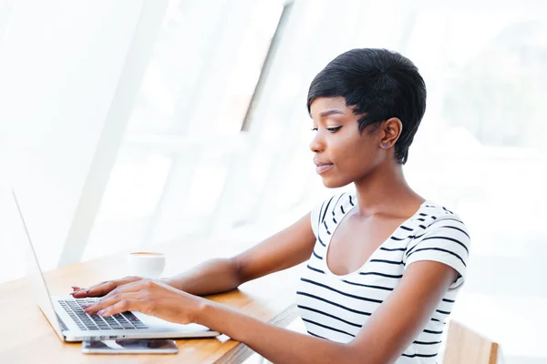 Portrait of a casual smiling african businesswoman using laptop computer — Stock Photo, Image