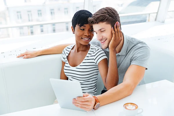 Retrato de una pareja feliz usando tableta en el restaurante — Foto de Stock