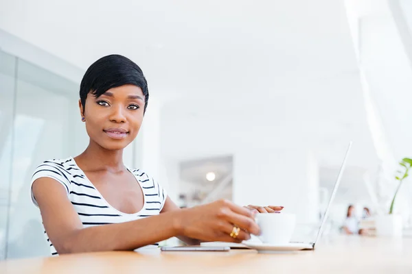 Portrait of a happy smiling african businesswoman using laptop — Stock Photo, Image