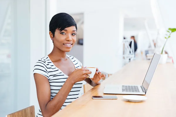 Portrait of a happy smiling african businesswoman using laptop — Stock Photo, Image