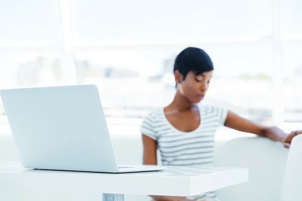 Junge afrikanische Buchhalterin benutzt Laptop im Büro — Stockfoto