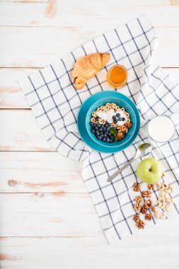 Çilek ve krema, süt, fincan yulaf hububat elma