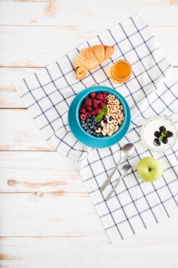 Granola, çilek, elma ve kruvasan Üstten Görünüm