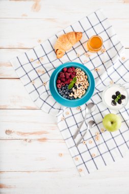 Granola, çilek, elma ve kruvasan Üstten Görünüm