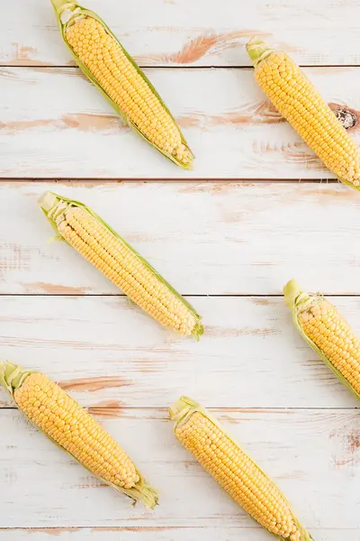 Mazorcas de maíz sobre fondo de madera —  Fotos de Stock