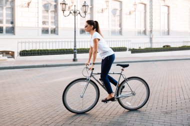 Yan görünümü üzerinde bisiklet sürme güzel bir kadın portresi