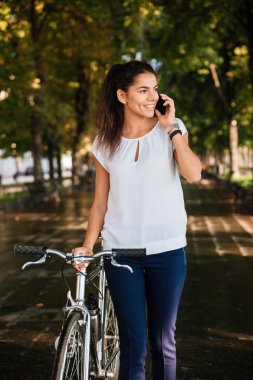 Evet ve bisiklet ile yürüme mutlu kız