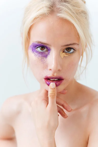 Красота портрет женщины с модой макияж трогает ее губы — стоковое фото