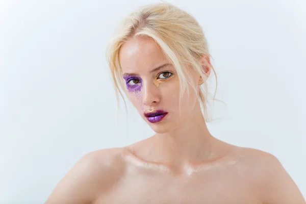 Portret van mooie jonge vrouw met stijlvolle make-up — Stockfoto
