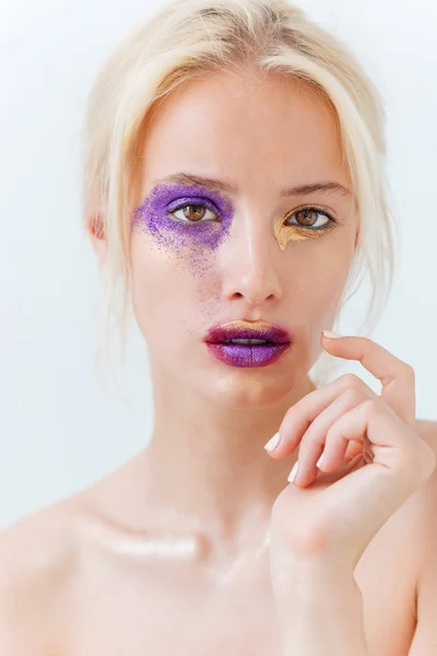 Portret van de schoonheid van blond meisje met stijlvolle make-up — Stockfoto