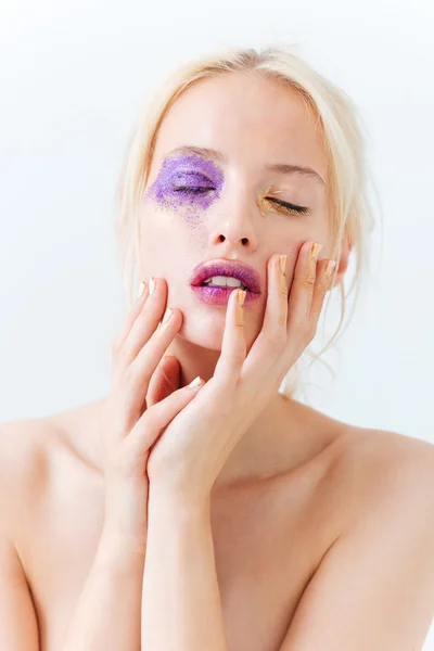 Retrato de belleza de mujer con maquillaje brillante tocando su cara — Foto de Stock