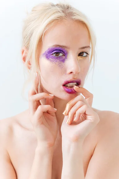 Retrato de belleza de mujer con maquillaje de moda tocando sus labios — Foto de Stock