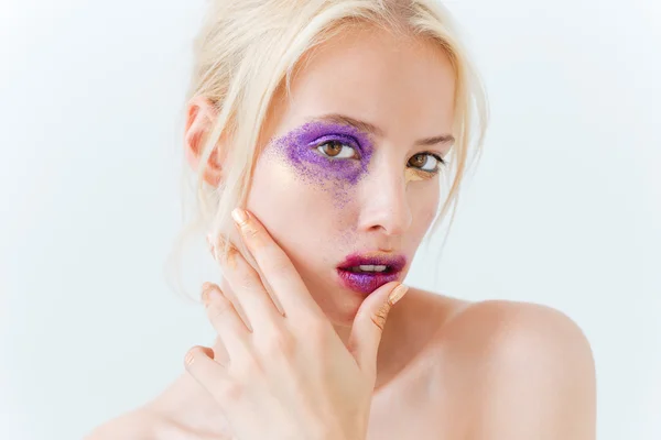 Portret van mooie vrouw met mode make-up haar lippen aan te raken — Stockfoto