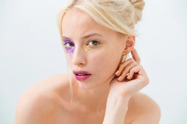 Retrato de belleza de mujer con cabello rubio y maquillaje creativo — Foto de Stock