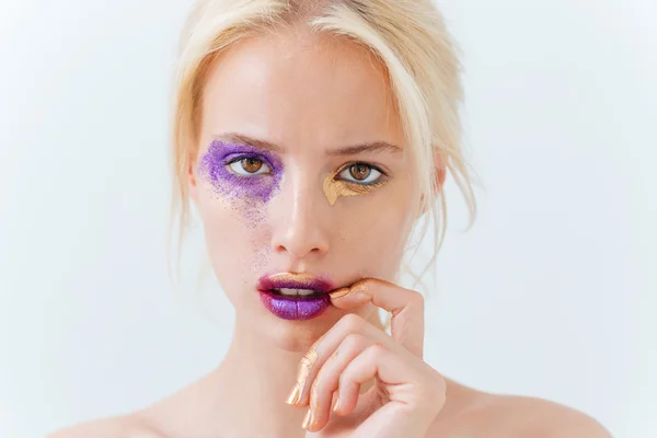 Портрет молодой девушки с креативным макияжем — стоковое фото