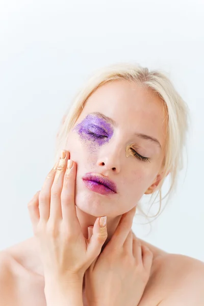 Ontspannen jonge vrouw met mode make-up en gesloten ogen — Stockfoto