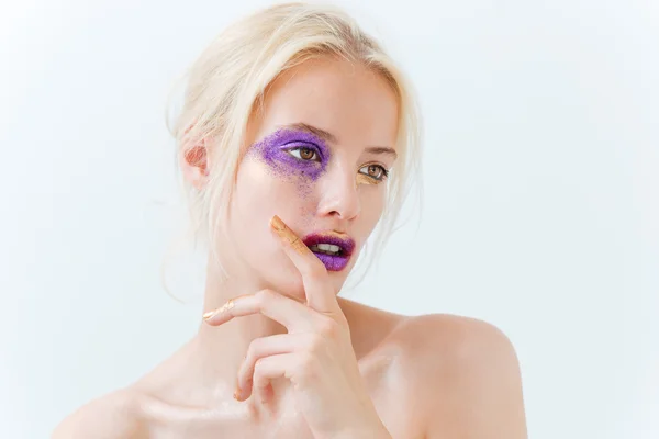 Portret van de schoonheid van mooi meisje met stijlvolle paarse make-up — Stockfoto