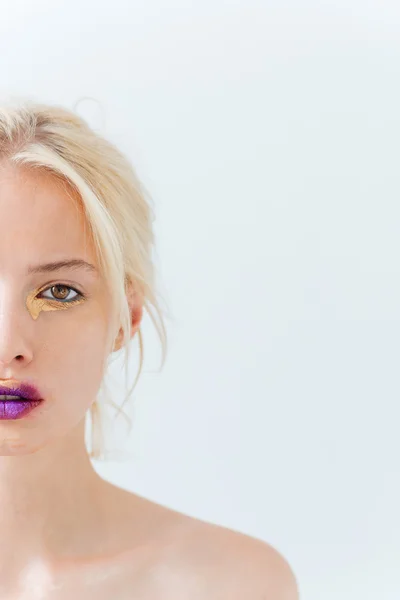 Halve gezicht van mooie jonge vrouw met paars stijlvolle make-up — Stockfoto