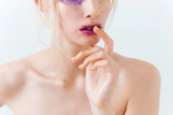Крупный план красивой женщины с модным макияжем касаясь ее губ — стоковое фото