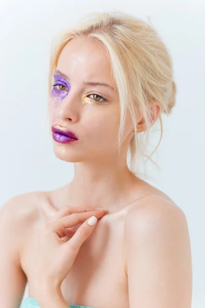 Portret van mooie jonge vrouw met paars creatieve make-up — Stockfoto
