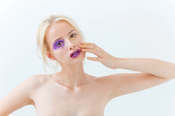Portret van de schoonheid van de vrouw met creatieve make-up, haar gezicht aan te raken — Stockfoto