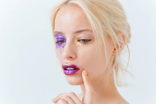 Retrato de belleza de mujer con cabello rubio y maquillaje de moda — Foto de Stock