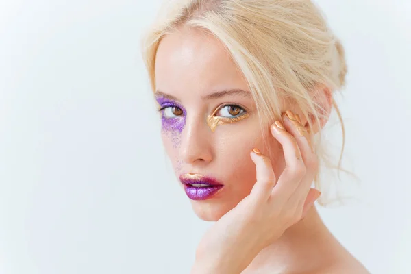 Retrato de belleza de mujer con cabello rubio y maquillaje morado —  Fotos de Stock