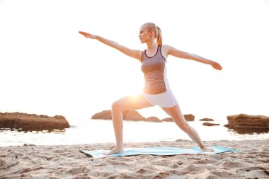 Yoga poz açık havada duran genç kadın konsantre