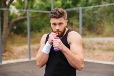 Küçük dumbell ile çalışma dışarı yakışıklı spor adamı