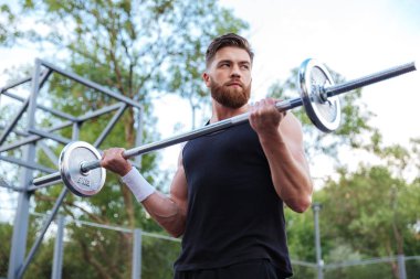 Kas yakışıklı adam egzersiz halter ile