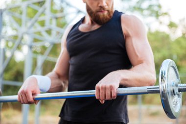 Egzersiz bir ciddi genç sakallı adam atlet görüntü kırpılmış