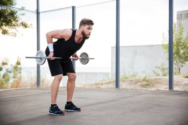 Kas fitness adam ağır egzersiz halter kullanarak yapmak