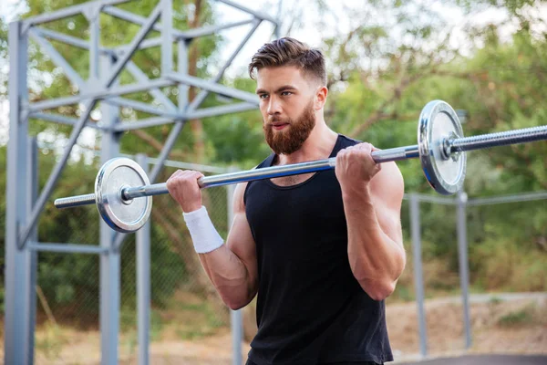 Bir kas adam egzersiz halter ile portresi