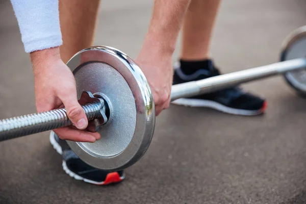 Muscular fitness hombre va a levantar pesado barbell —  Fotos de Stock