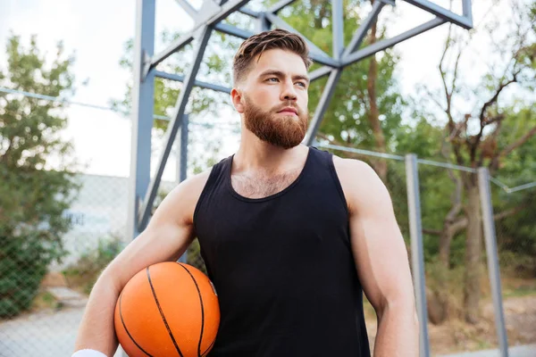 Ritratto di un giocatore di basket barbuto in piedi con palla — Foto Stock