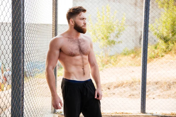 야외에서 운동 하는 동안 잘생긴 shirtless 피트 니스 남자 — 스톡 사진