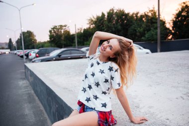 Açık havada otururken dinlenme gülümseyen genç kadın